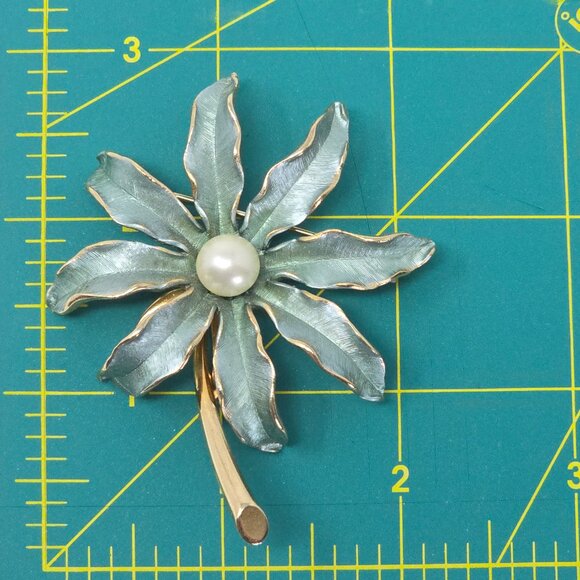 Vintage Kramer Blue-Green Enamel Flower Gold Tone Brooch Faux Pearl Center - Picture 6 of 8